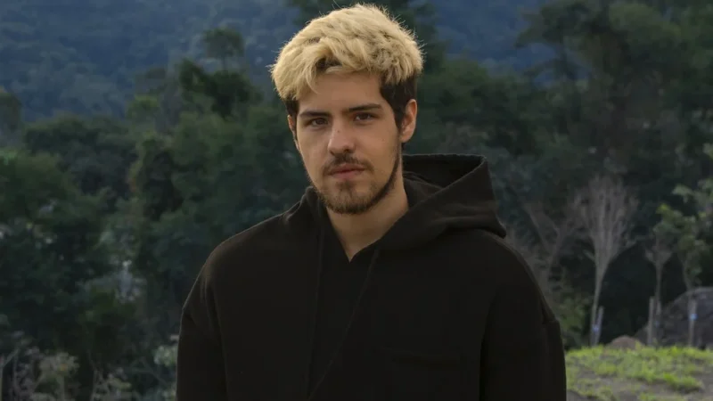 Desiludido com o pai, Raul abandona a mansão e passa a viver nas ruas