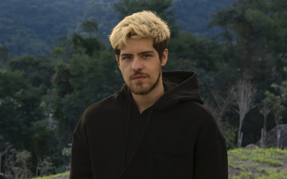 Desiludido com o pai, Raul abandona a mansão e passa a viver nas ruas