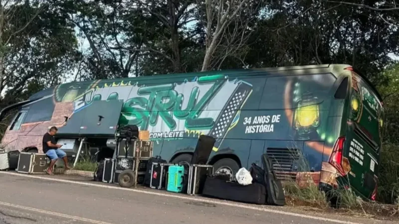 Ônibus da Banda Mastruz com Leite sofre acidente na BR-226 e causa susto na madrugada