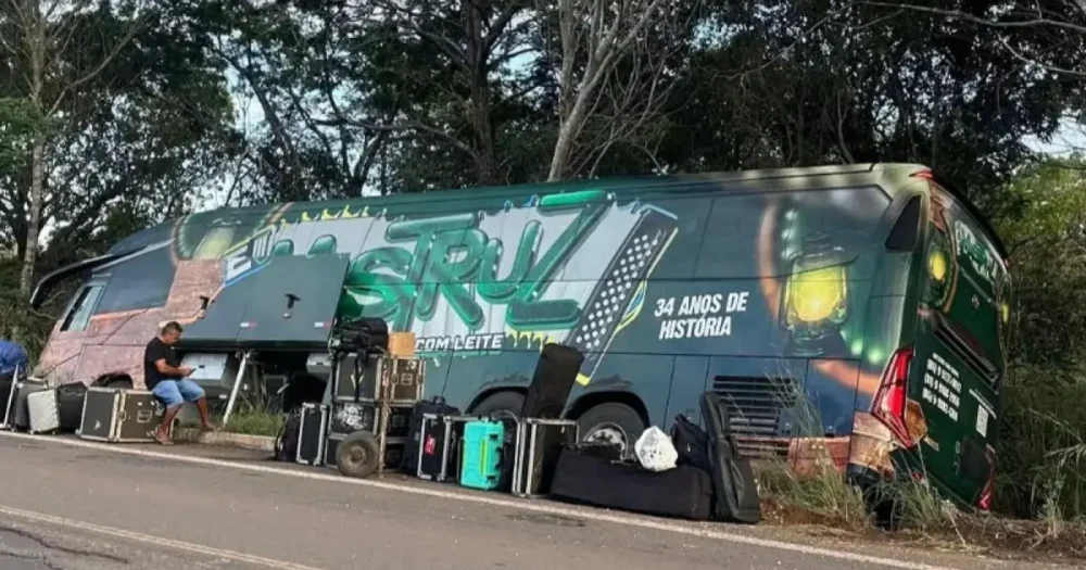 Ônibus da Banda Mastruz com Leite sofre acidente na BR-226 e causa susto na madrugada